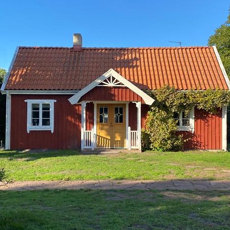 Bo I Egen Stuga Pa Haerlig Oelandsgard Kopingsvik Bagian luar foto