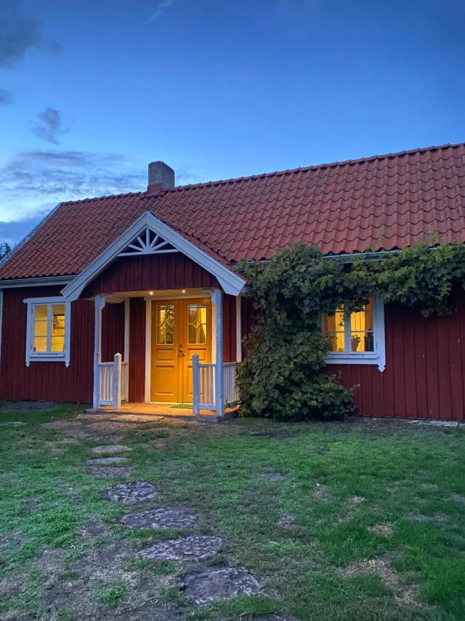 Bo I Egen Stuga Pa Haerlig Oelandsgard Kopingsvik Bagian luar foto