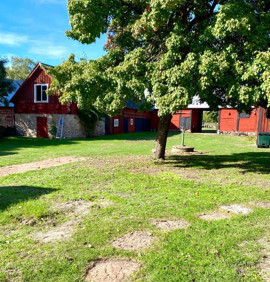 Bo I Egen Stuga Pa Haerlig Oelandsgard Kopingsvik Bagian luar foto
