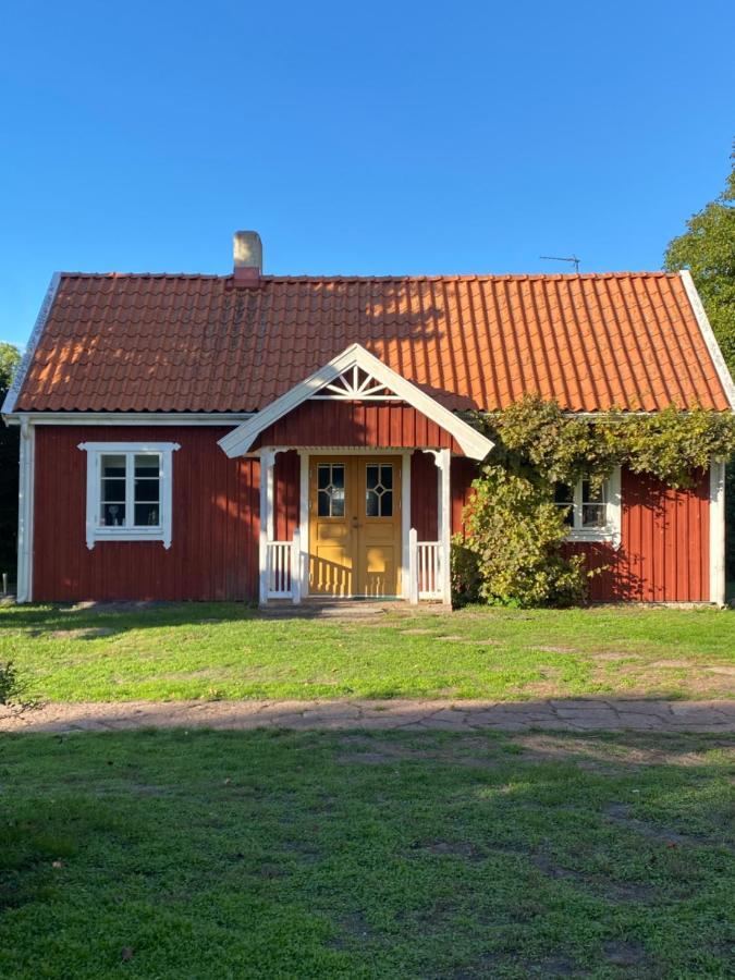 Bo I Egen Stuga Pa Haerlig Oelandsgard Kopingsvik Bagian luar foto