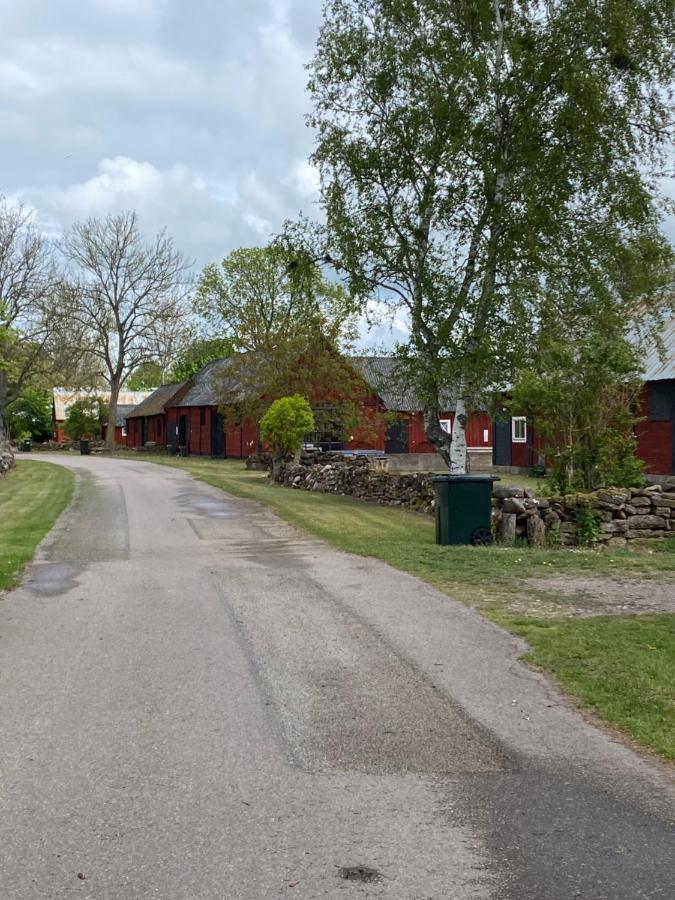 Bo I Egen Stuga Pa Haerlig Oelandsgard Kopingsvik Bagian luar foto