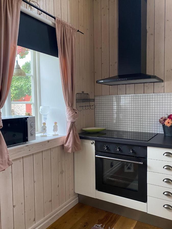 Bo I Egen Stuga Pa Haerlig Oelandsgard Kopingsvik Bagian luar foto