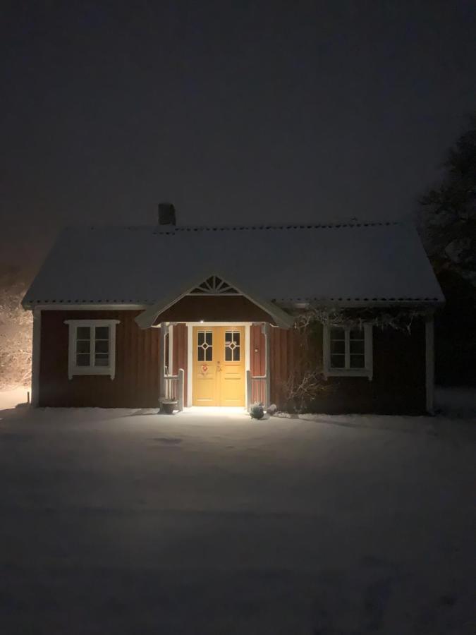 Bo I Egen Stuga Pa Haerlig Oelandsgard Kopingsvik Bagian luar foto